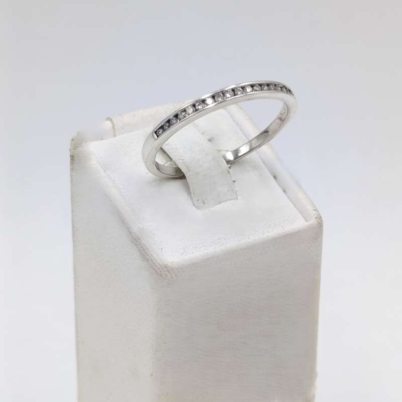 9kt White gold diamond ring wedding band - 18 small diamonds - weighs 2,0 grams - size U