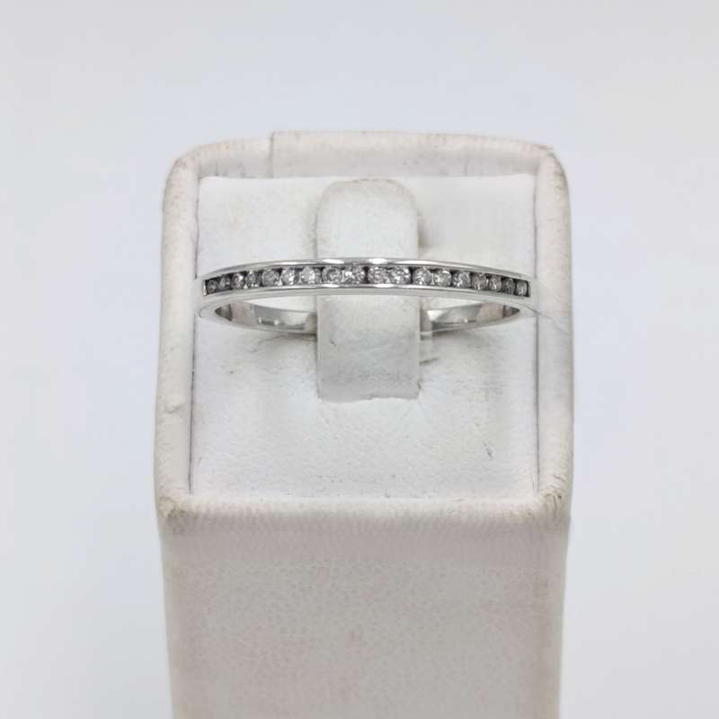 9kt White gold diamond ring wedding band - 18 small diamonds - weighs 2,0 grams - size U