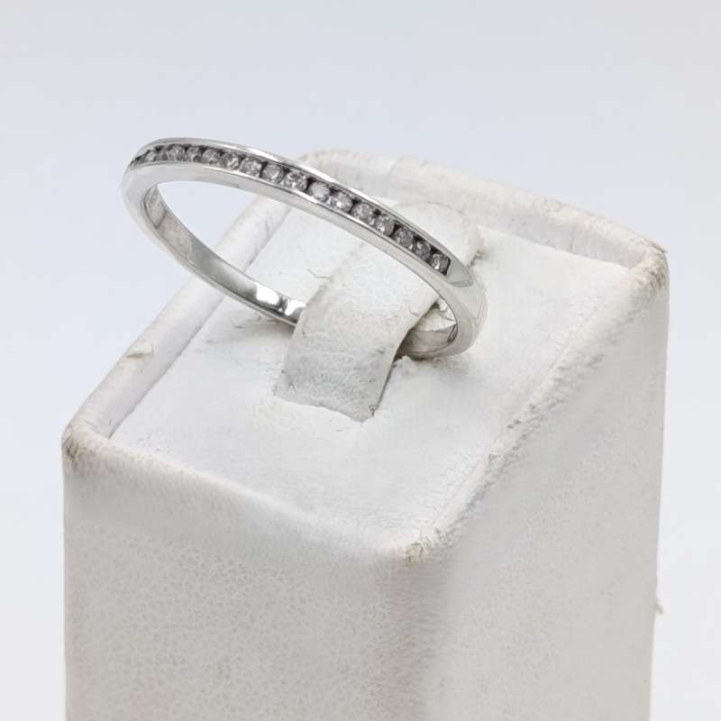 9kt White gold diamond ring wedding band - 18 small diamonds - weighs 2,0 grams - size U