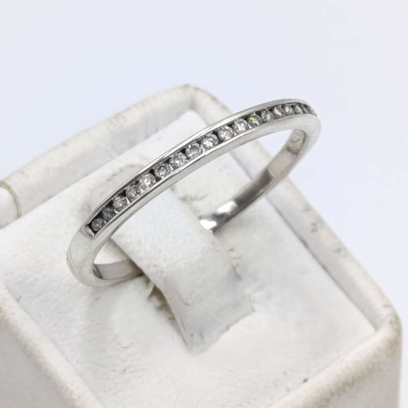 9kt White gold diamond ring wedding band - 18 small diamonds - weighs 2,0 grams - size U