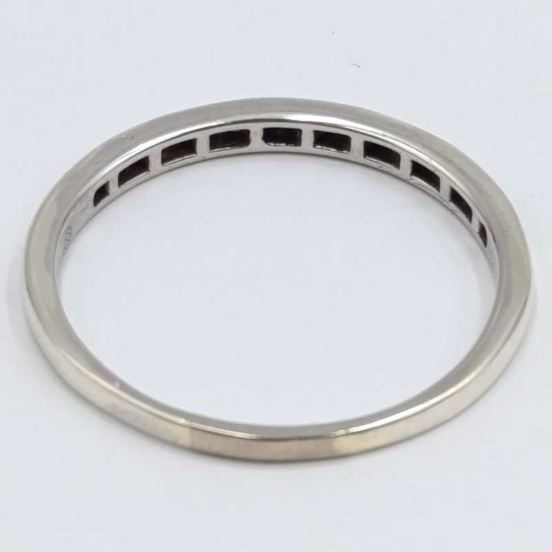 9kt White gold diamond ring wedding band - 18 small diamonds - weighs 2,0 grams - size U
