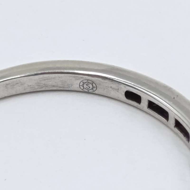 9kt White gold diamond ring wedding band - 18 small diamonds - weighs 2,0 grams - size U
