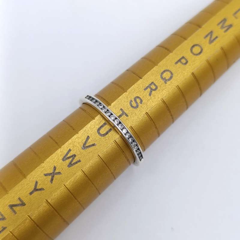 9kt White gold diamond ring wedding band - 18 small diamonds - weighs 2,0 grams - size U