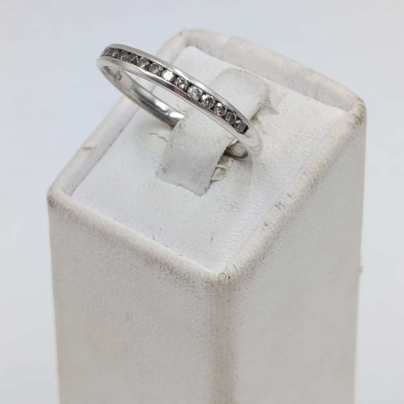 9kt White gold diamond ring band with 16 small diamonds - weighs 1,8 grams - size Q