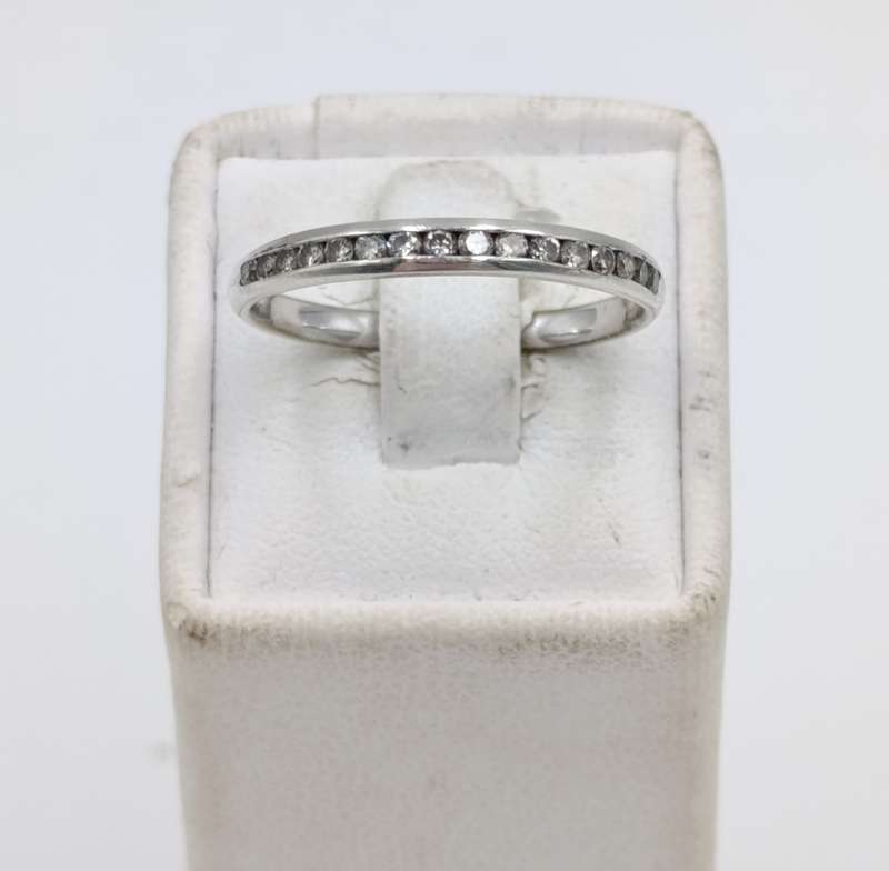 9kt White gold diamond ring band with 16 small diamonds - weighs 1,8 grams - size Q