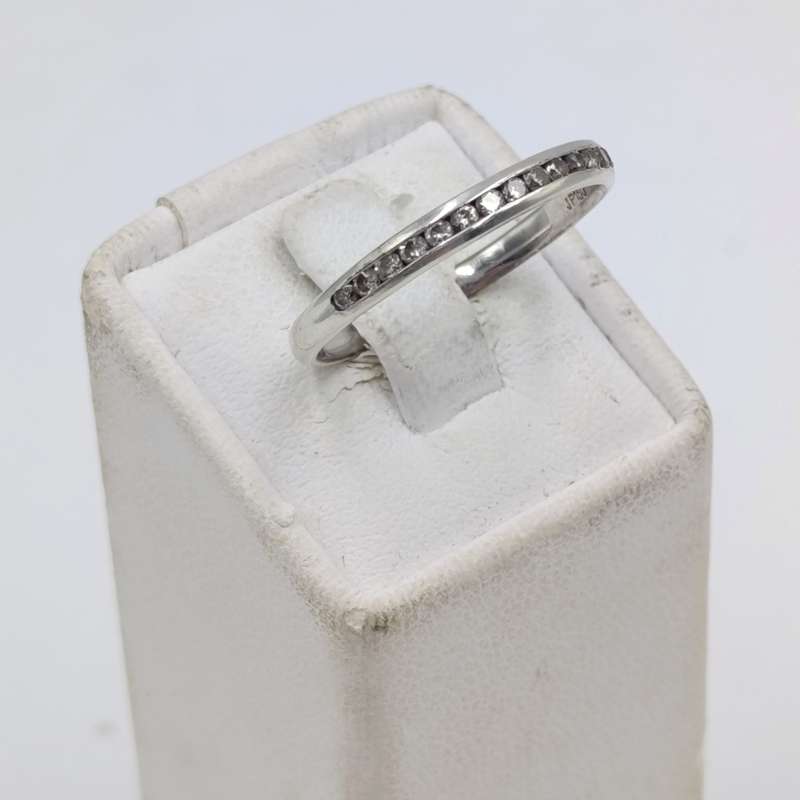 9kt White gold diamond ring band with 16 small diamonds - weighs 1,8 grams - size Q