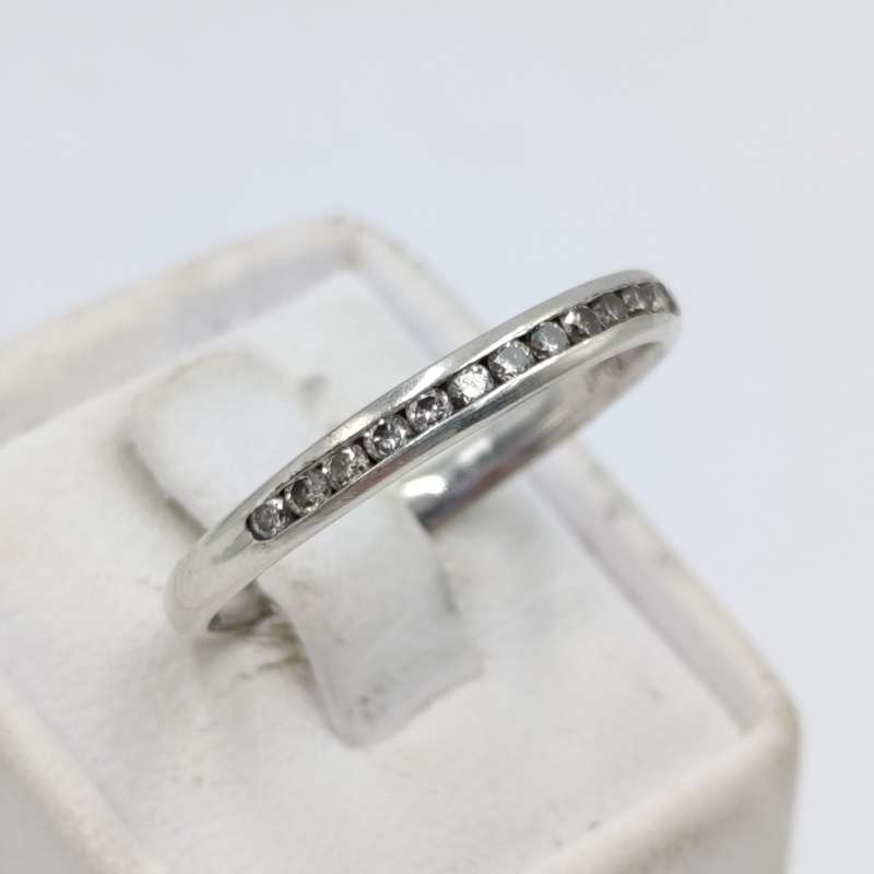 9kt White gold diamond ring band with 16 small diamonds - weighs 1,8 grams - size Q