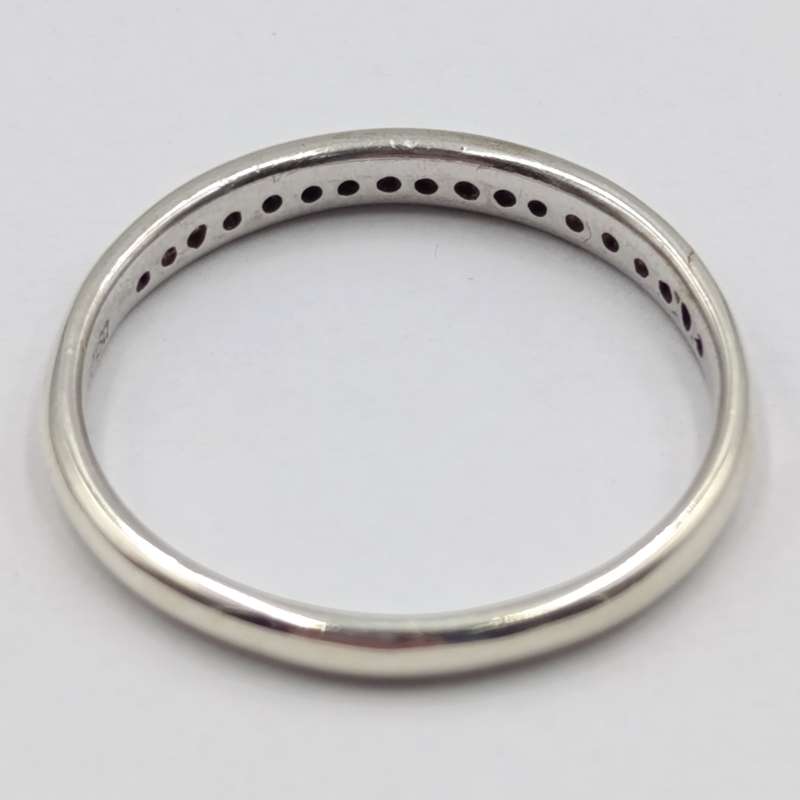 9kt White gold diamond ring band with 16 small diamonds - weighs 1,8 grams - size Q