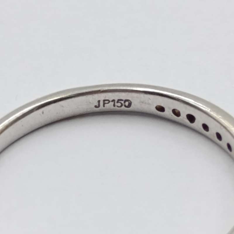 9kt White gold diamond ring band with 16 small diamonds - weighs 1,8 grams - size Q