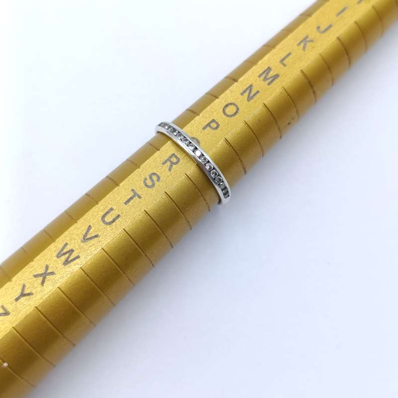 9kt White gold diamond ring band with 16 small diamonds - weighs 1,8 grams - size Q