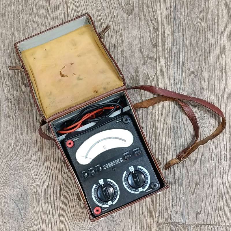 Vintage Universal Avo Meter model 8 in case