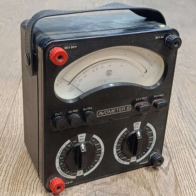 Vintage Universal Avo Meter model 8 in case