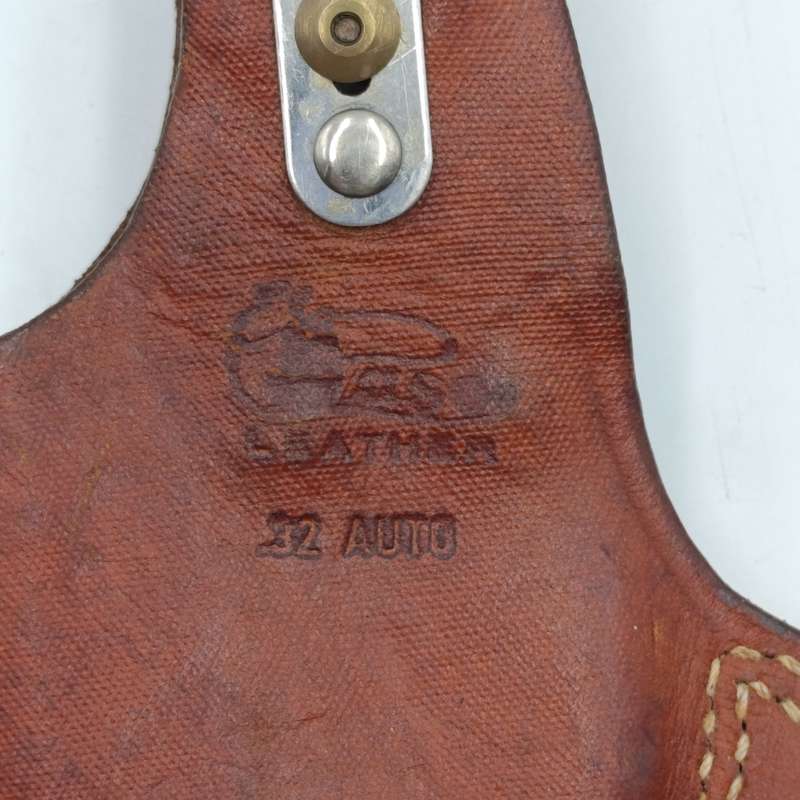 Wl Paso Leather right hand gun holster for 32 Auto