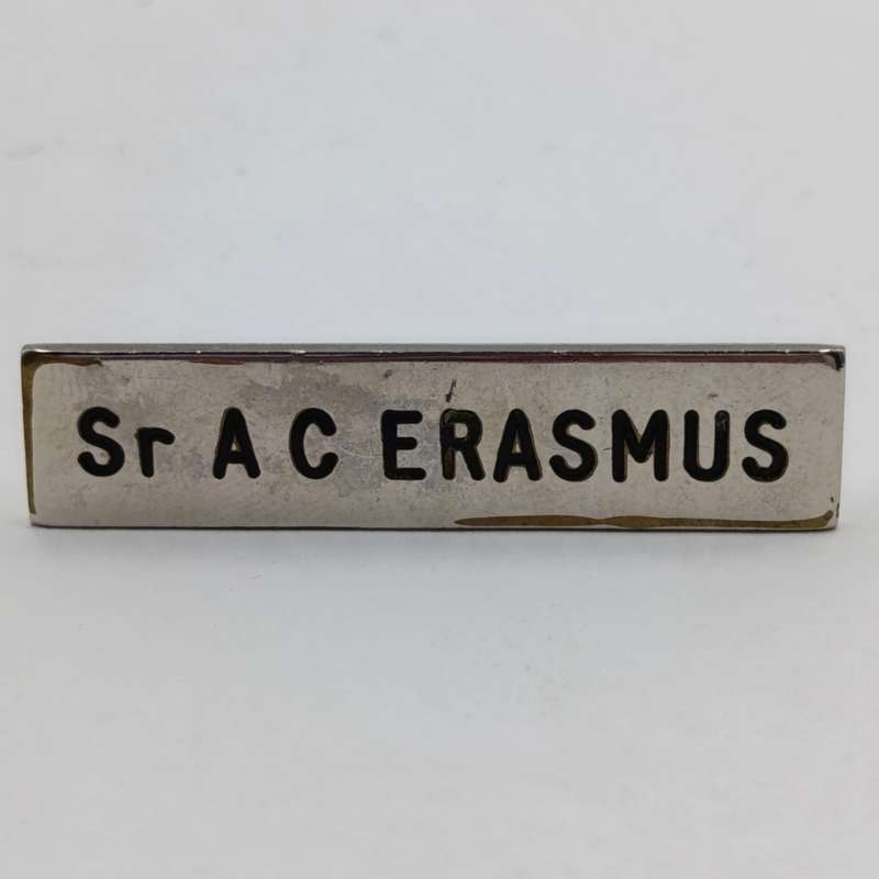 Ontdekkers Hospital silver badge plus nameplate Sister AC Erasmus