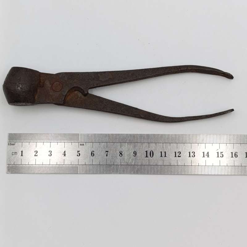 Antique round bullit mold/cutter