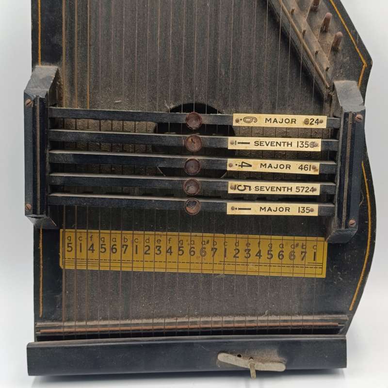 Vintage 5 chord autoharp musical instrument