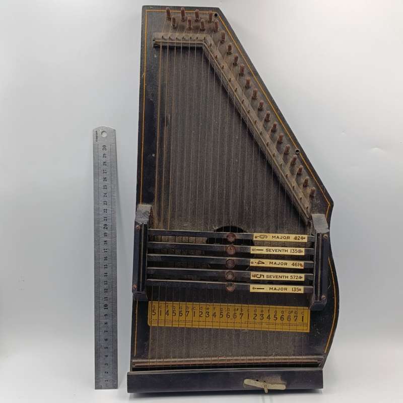 Vintage 5 chord autoharp musical instrument