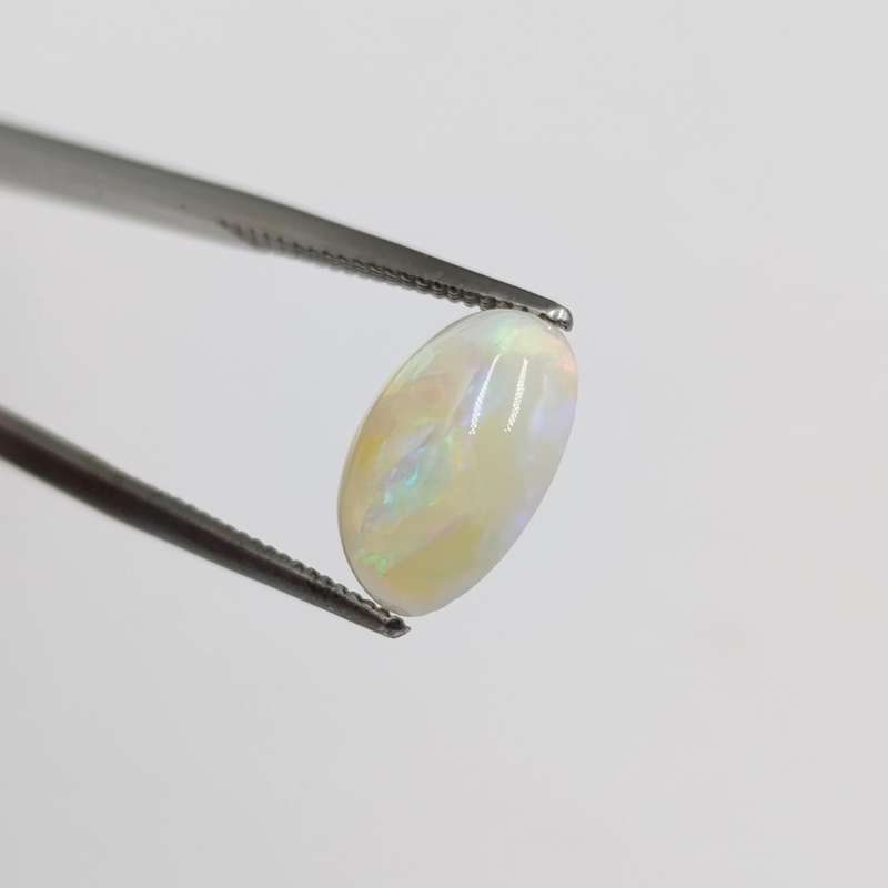 Beautiful multi color opal of 2,1 carat