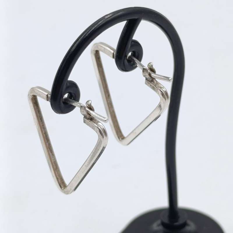 Pair of sterling silver triangle earrings - weighs 2,3 grams