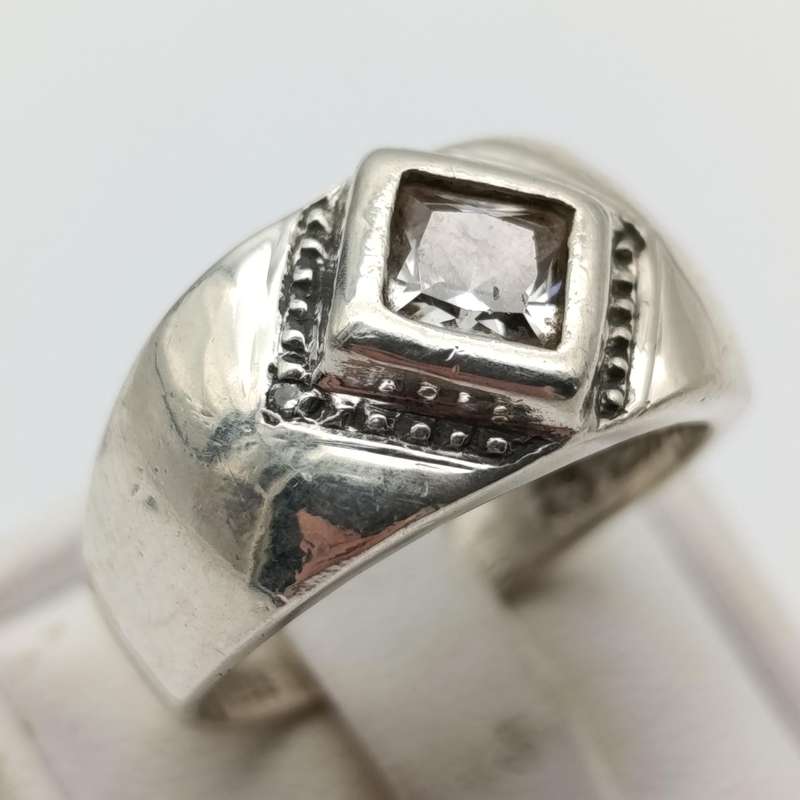 Sterling silver ring with clear stone - weighs 5.8g - size P 1/2
