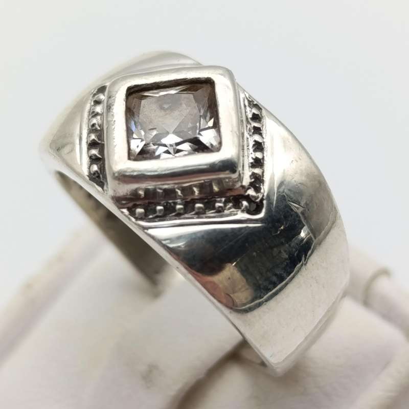 Sterling silver ring with clear stone - weighs 5.8g - size P 1/2