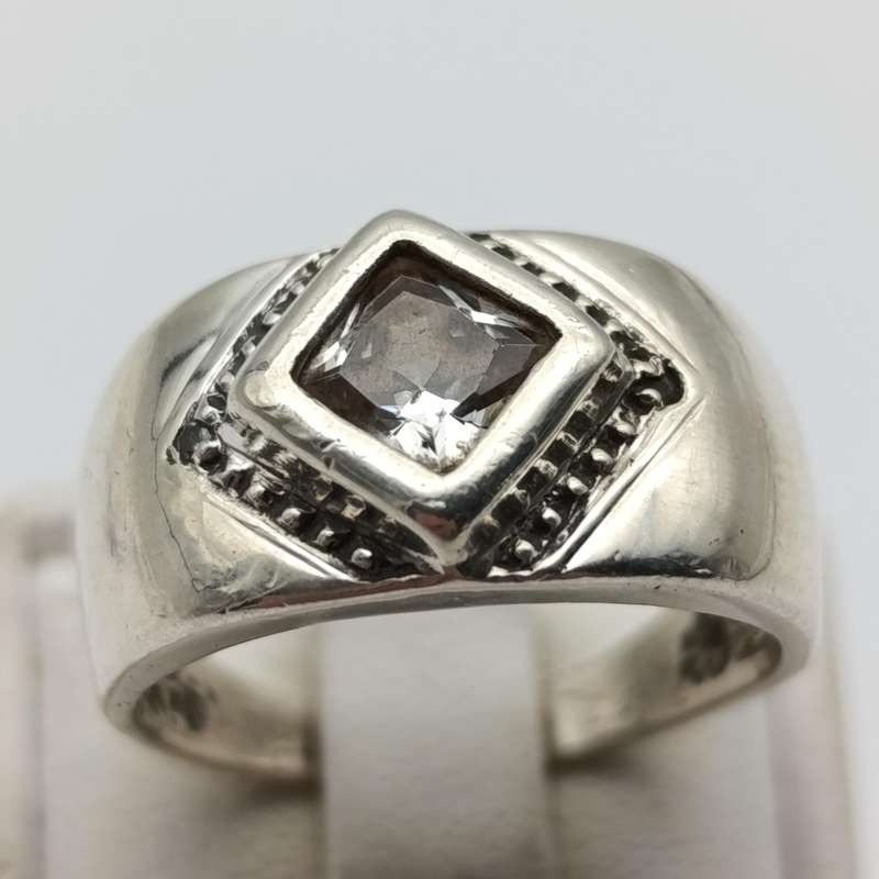 Sterling silver ring with clear stone - weighs 5.8g - size P 1/2