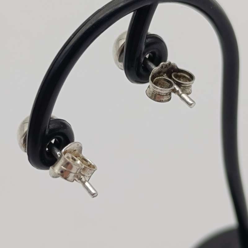 Pair of sterling silver studs earrings - weighs 0.2g