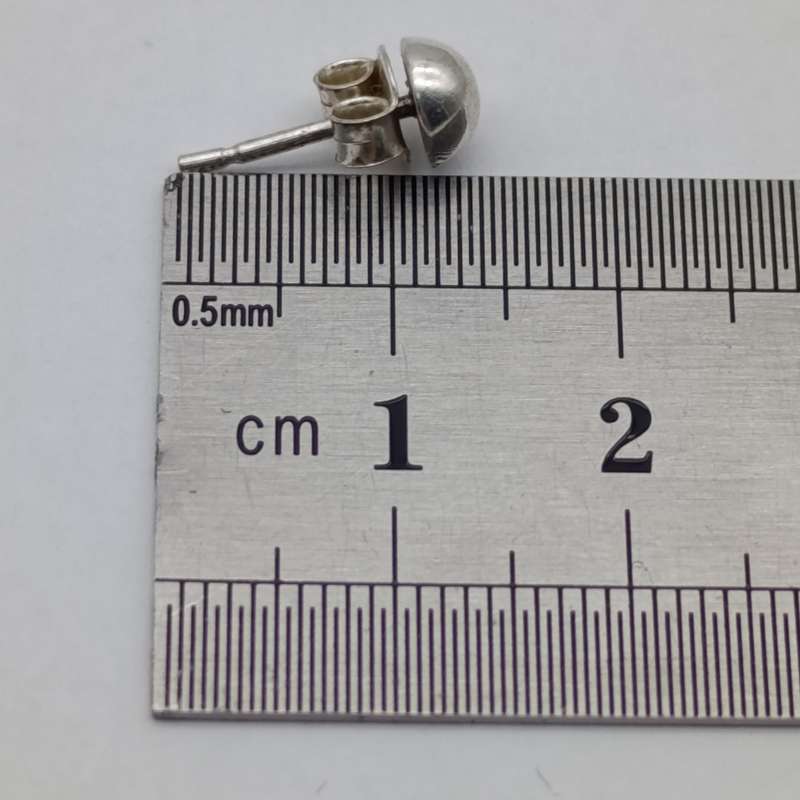 Pair of sterling silver studs earrings - weighs 0.2g