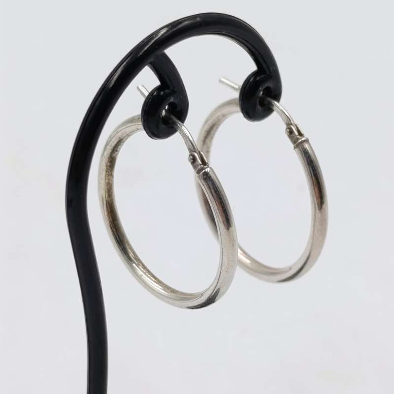 Pair of sterling silver hoop earrings - weighs 2,1 grams