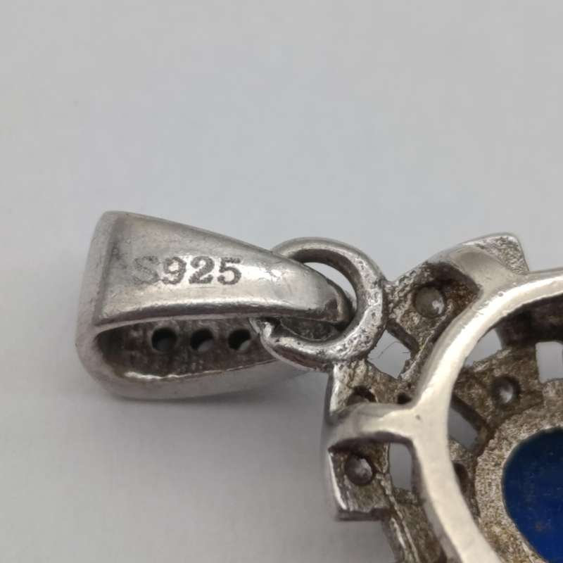 Sterling silver pendant with blue and clear stones - weighs 1.7g