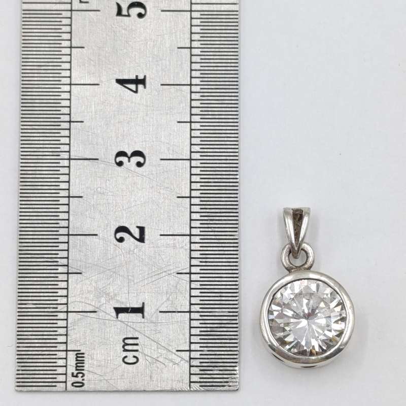 Sterling silver pendant with large clear stone - weighs 3,8 grams