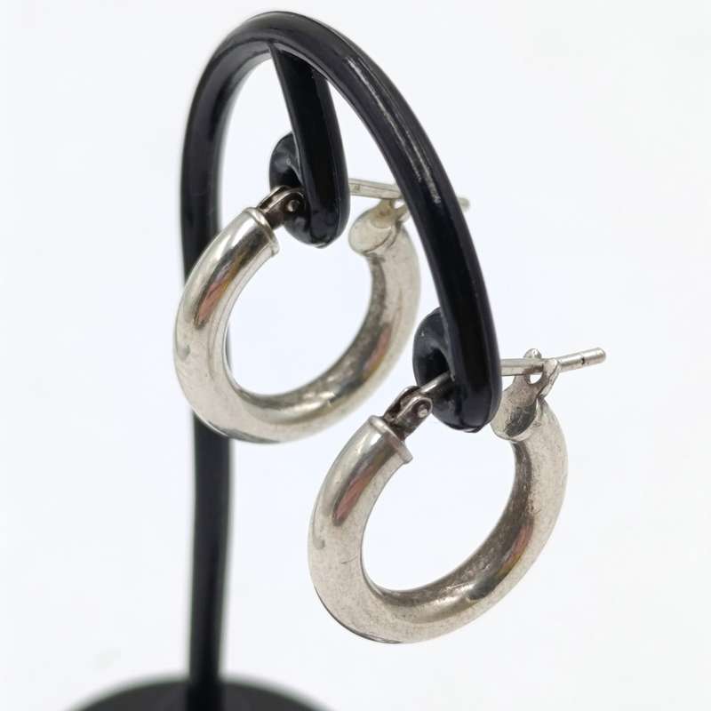 Pair of sterling silver hoop earrings - weighs 1,9 grams