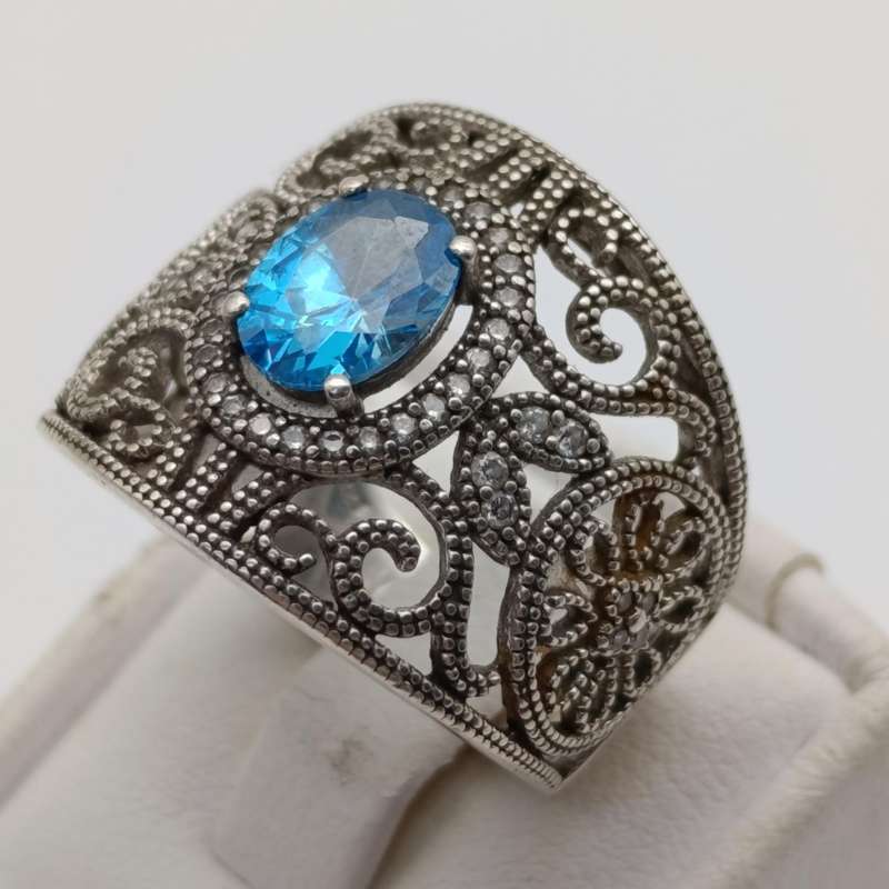 Beautiful sterling silver ring with light blue stone - weighs 6.5g