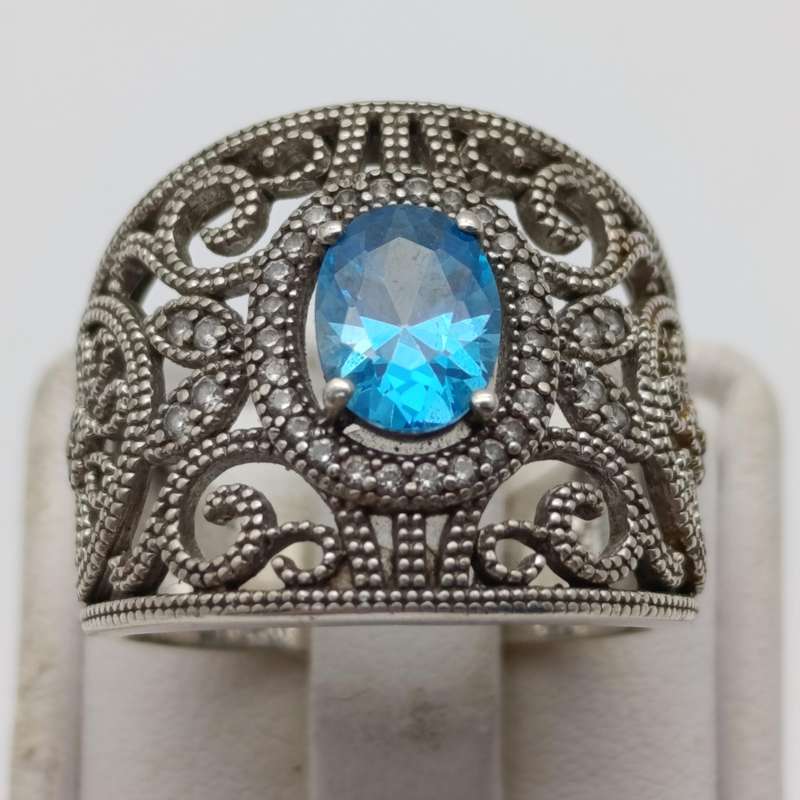 Beautiful sterling silver ring with light blue stone - weighs 6.5g