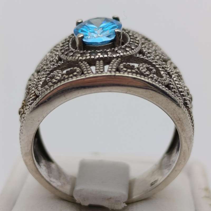 Beautiful sterling silver ring with light blue stone - weighs 6.5g