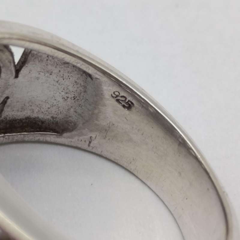 Beautiful sterling silver ring with light blue stone - weighs 6.5g