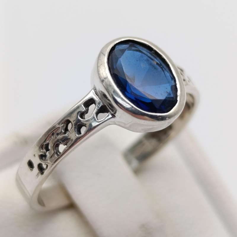 Sterling silver ring with deep blue stone - weighs 2.0g - size N 1/2