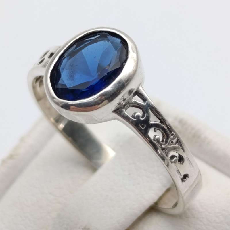 Sterling silver ring with deep blue stone - weighs 2.0g - size N 1/2