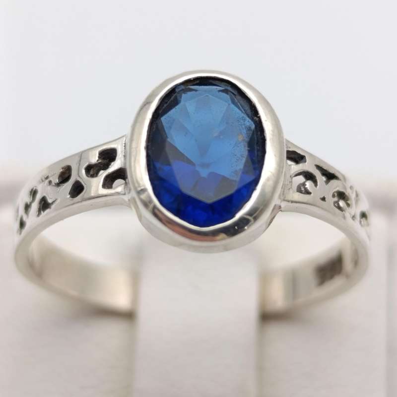 Sterling silver ring with deep blue stone - weighs 2.0g - size N 1/2