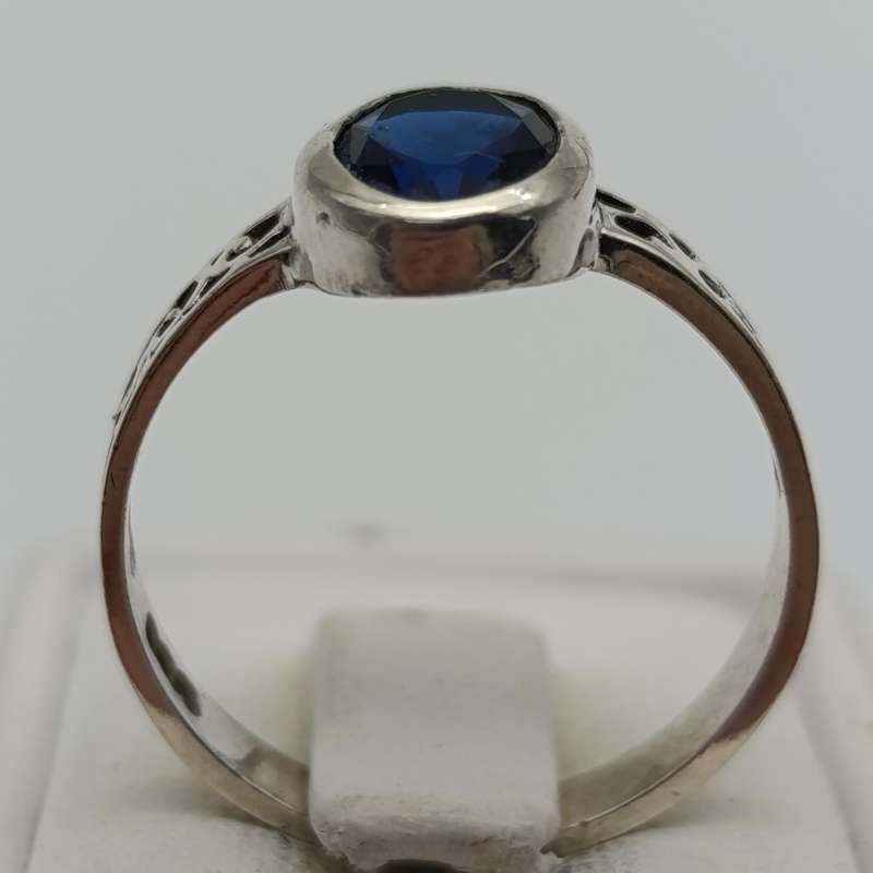 Sterling silver ring with deep blue stone - weighs 2.0g - size N 1/2