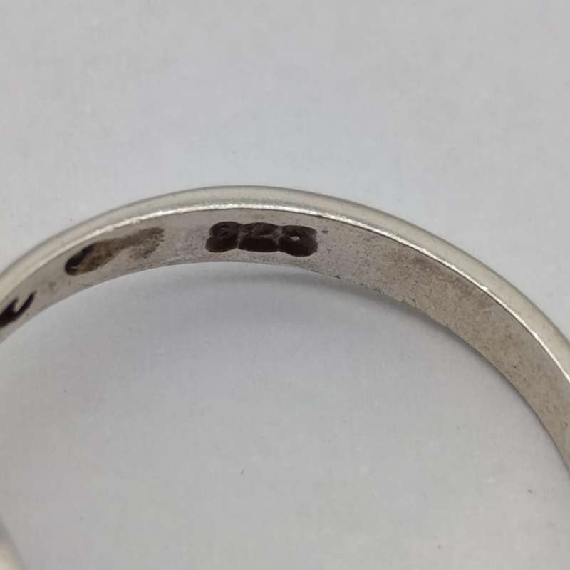 Sterling silver ring with deep blue stone - weighs 2.0g - size N 1/2