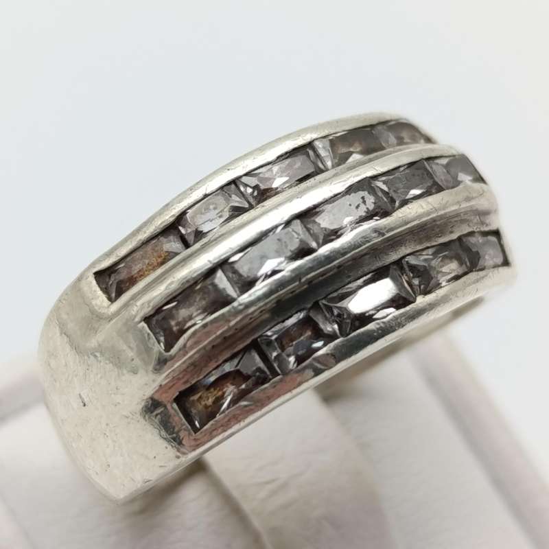 Sterling silver ring with 15 clear stones - weighs 7.3g - size Q