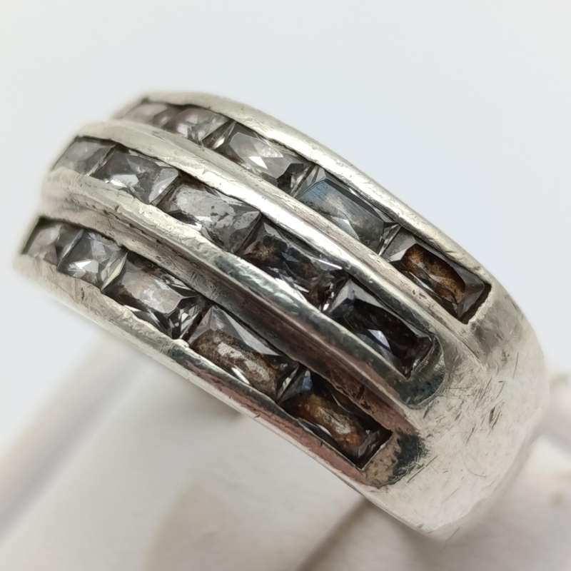 Sterling silver ring with 15 clear stones - weighs 7.3g - size Q