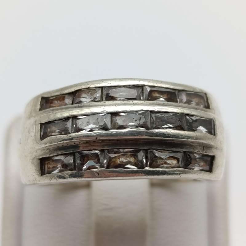 Sterling silver ring with 15 clear stones - weighs 7.3g - size Q