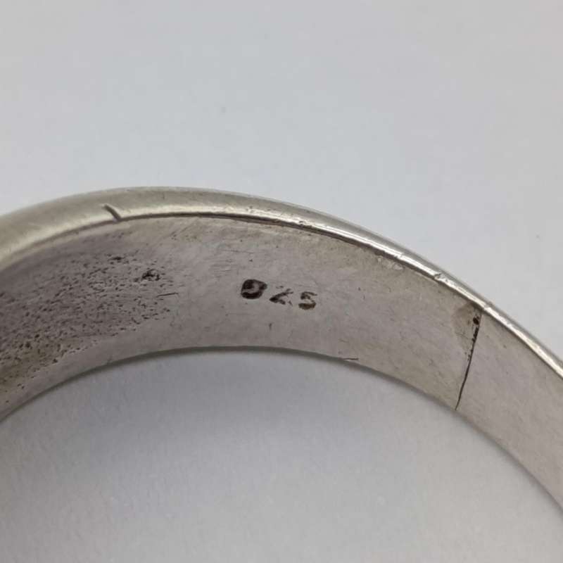 Sterling silver ring with 15 clear stones - weighs 7.3g - size Q