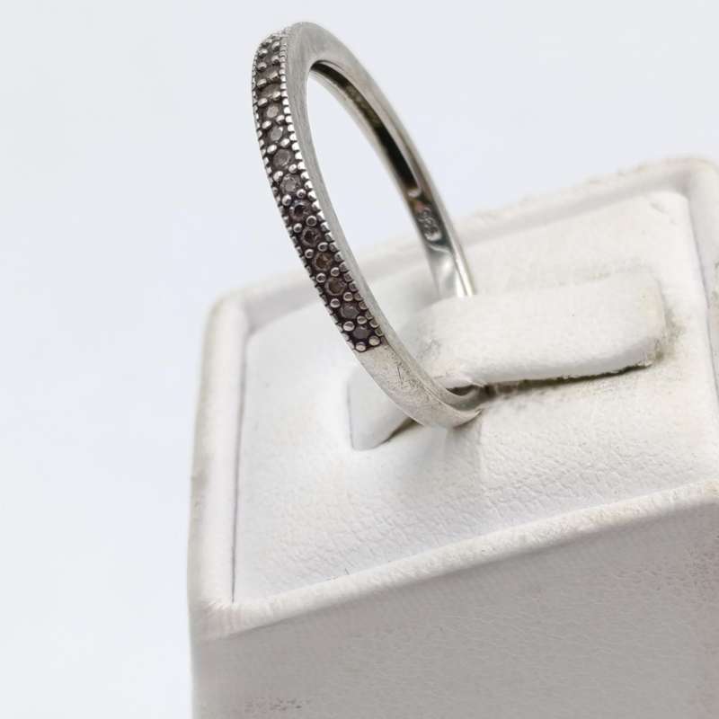 Pair of sterling silver wedding band rings with clear stones - weighs 3,2 grams - Size O
