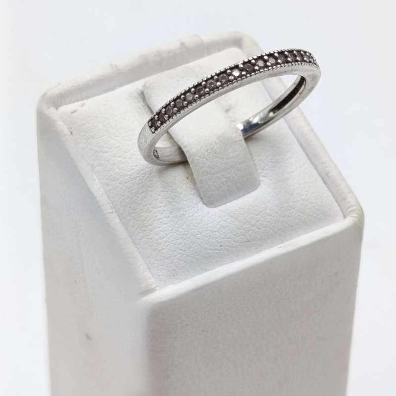 Pair of sterling silver wedding band rings with clear stones - weighs 3,2 grams - Size O