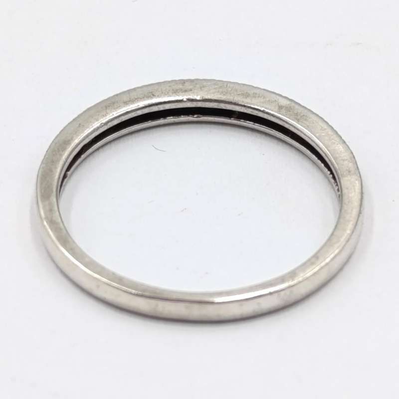 Pair of sterling silver wedding band rings with clear stones - weighs 3,2 grams - Size O