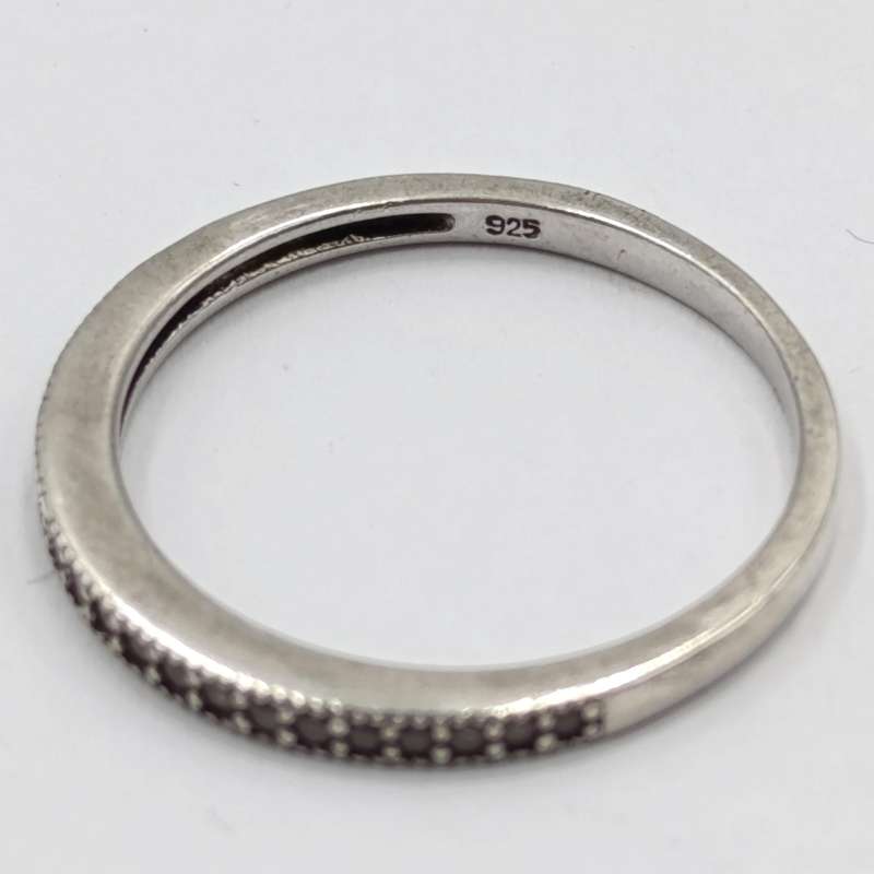 Pair of sterling silver wedding band rings with clear stones - weighs 3,2 grams - Size O