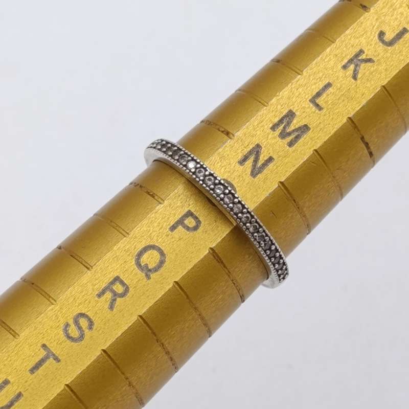 Pair of sterling silver wedding band rings with clear stones - weighs 3,2 grams - Size O